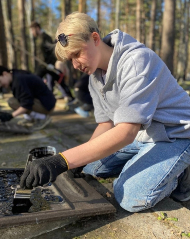 Бережно храним историю: бойцы штаба студенческих отрядов НГАУ на ежегодной акции «Память»