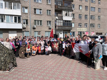 «Двор поет «Катюшу»: Студенческий клуб НГАУ выступил с музыкально-поэтической программой во дворах Новосибирска в преддверии 80-летия Победы в Великой Отечественной войне