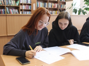 На Географическом диктанте 2022, в научной библиотеке НГАУ собрались все желающие проверить свою эрудицию и знания в области географии